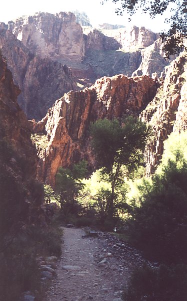 Just to the right of this footpath lies a small creek, and on the other side of that the Bright Angel campground